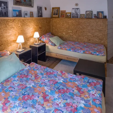 Very Old House アパート Ptice