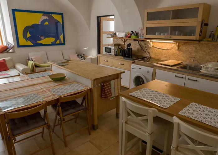 Very Old House Ptice