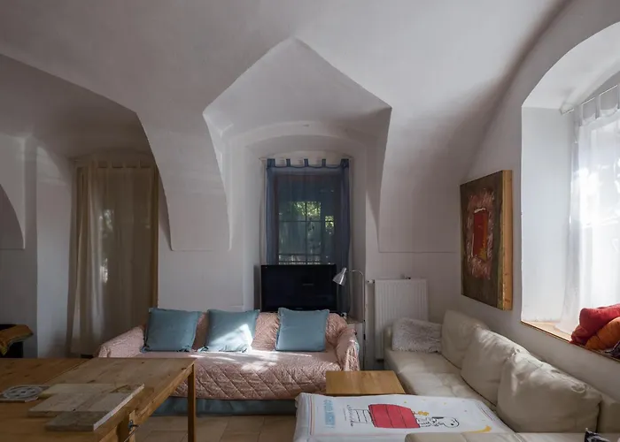 아파트 Very Old House Ptice