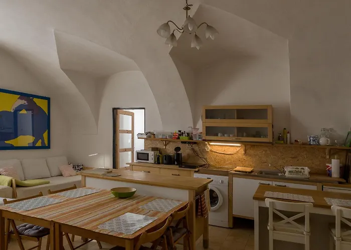 Very Old House Ptice