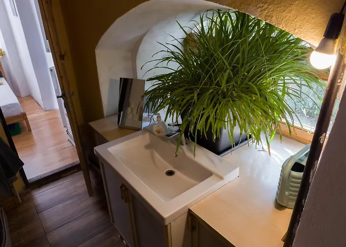 아파트 Very Old House