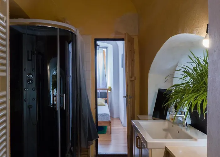 Very Old House Ptice