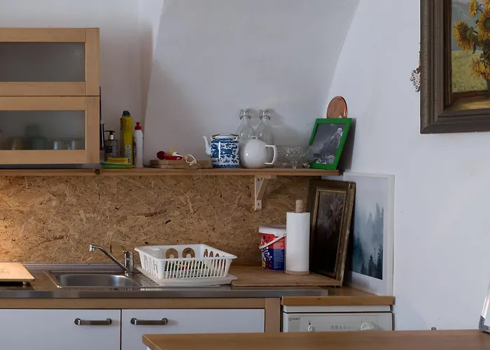 아파트 Very Old House Ptice